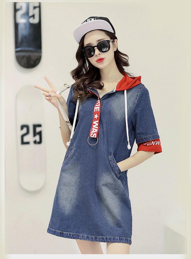 ĐẦM JEAN SUÔNG PHỐI NÓN ĐỎ IN CHỮ